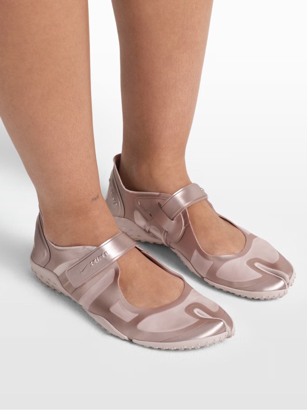 New NikeSKIMS Rift Satin Women’s Shoes Size 38